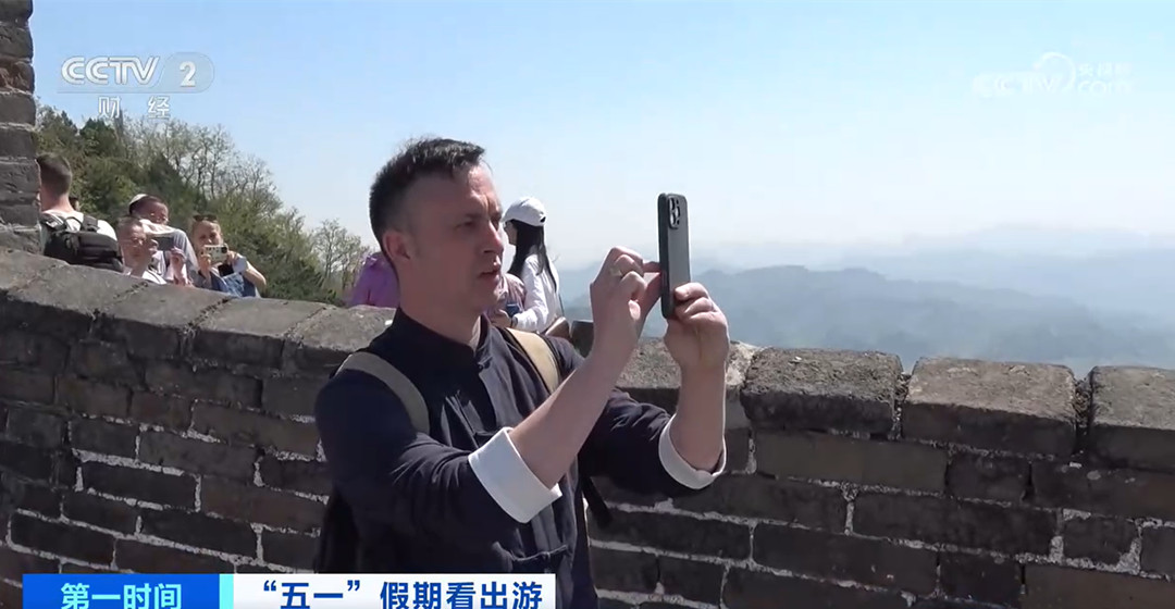 国 越来越多外国人出现在各地游客中不朽情缘平台推荐来到中国 爱上中(图2)